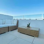 Grand Harbour Views 아파트
